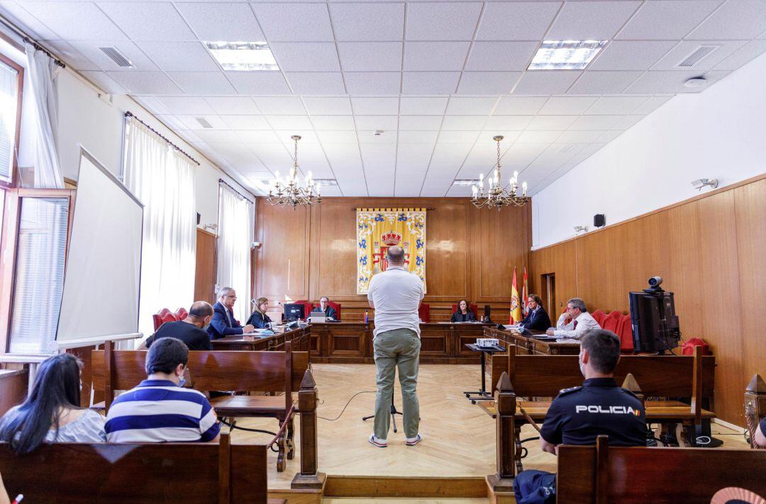 La Audiencia de Segovia ha condenado a cuatro años de cárcel a Jonathan F. por proponer a un preso matar a su suegro y a la pareja de su exmujer cuando se encontraba cumpliendo una condena de 25 años por haber asesinado a su esposa, Mónica B., el 6 de octubre de 2016.