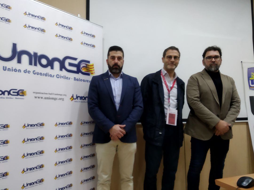 El secretario general de la Unión de Guardias Civiles en Balears, José Gregorio Barajas, el secretario de sector de UGT FeSP, Gabriel Riera y el secretario general de la Unión Federal de Policía, José Evaristo Búrdalo.