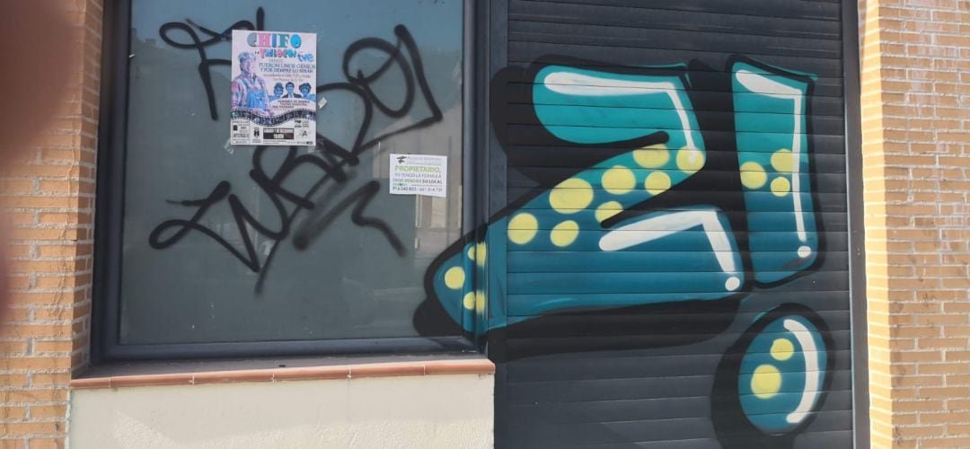 Las pintadas han aparecido en edificios públicos y privados de Humanes