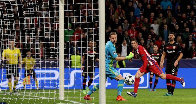 Torres remata para hacer el cuarto gol del Atlético de Madrid.