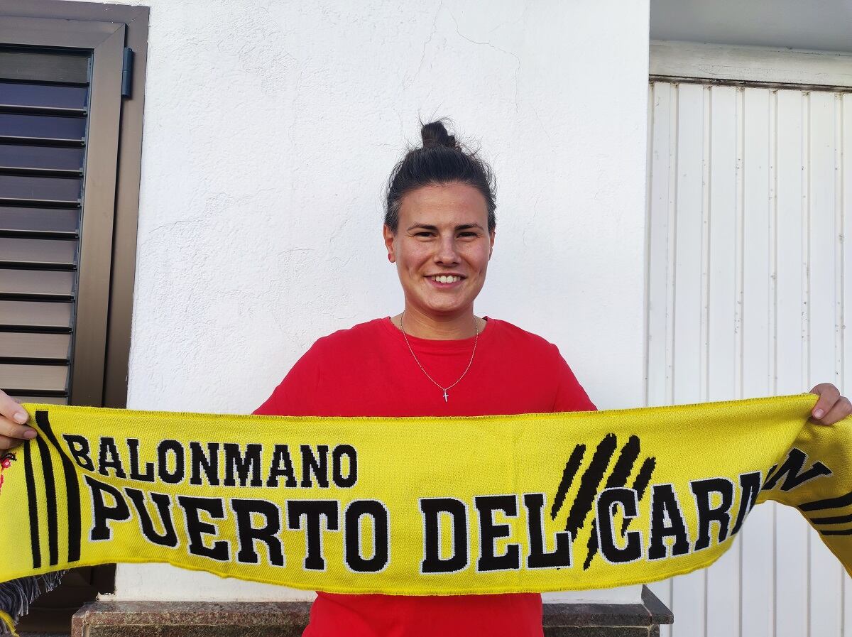 La portera Cristina Mazaira con la bufanda del CB Lanzarote Puerto del Carmen.