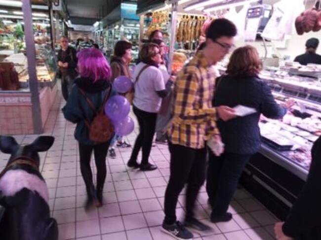 Miembro del piquete recorriendo el Mercado Nuevo de Ibiza