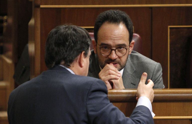 El portavoz del PSOE en el Congreso, Antonio Hernando (d) conversa con el portavoz del PNV, Aitor Esteban, durante el pleno del Congreso 