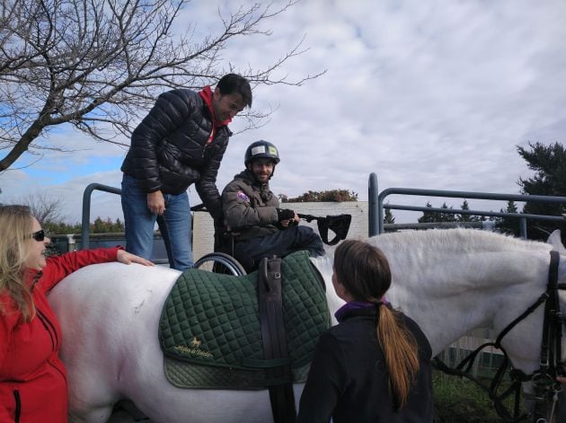 Carlos a punto de subir al caballo