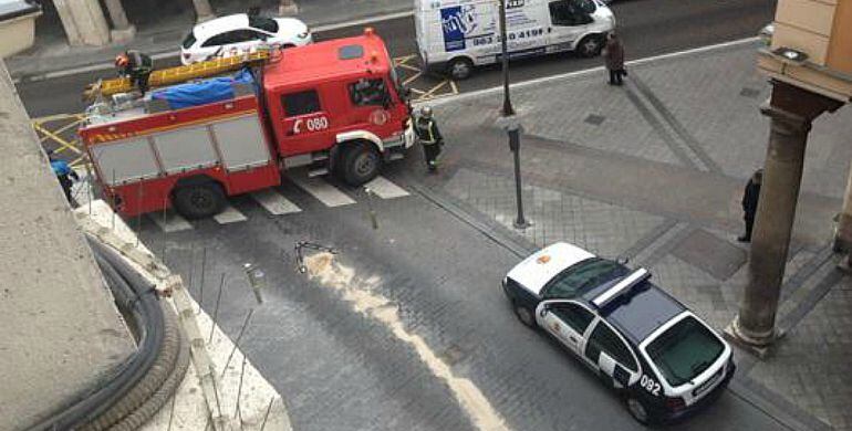 Bomberos y Policía Municipal despejan el acceso al aparcamiento de la Plaza Mayor