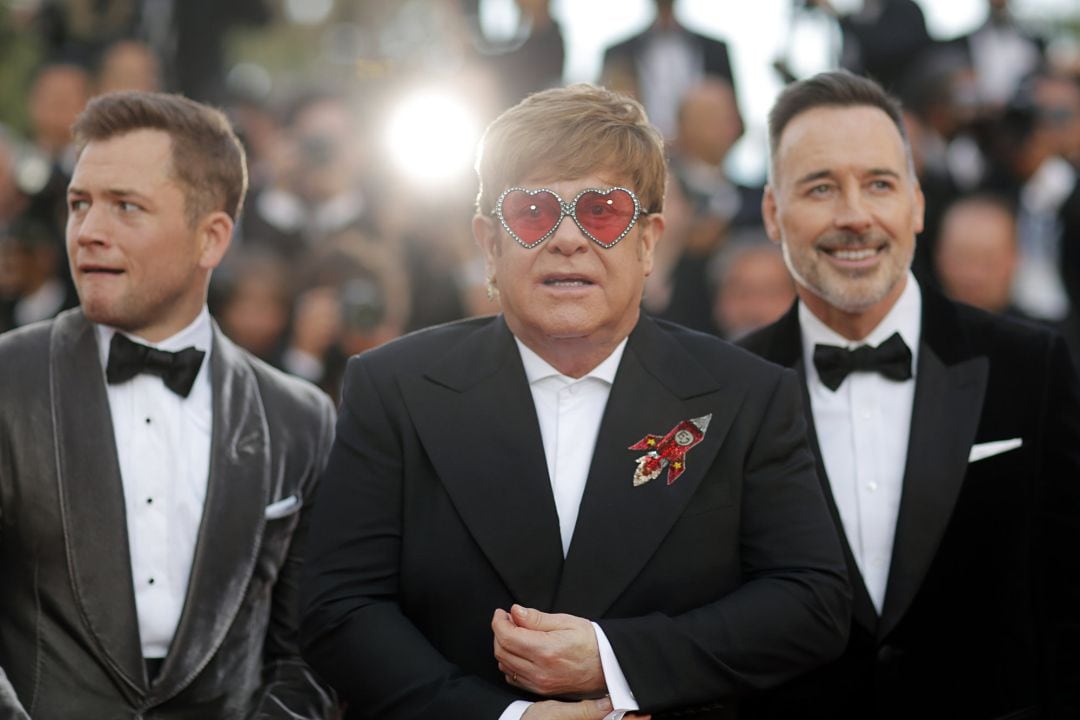 Elton John, junto a David Furnish y Taron Egerton