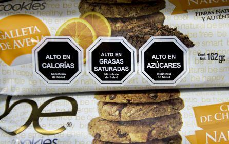 Etiquetado chileno de alimentos en unas galletas