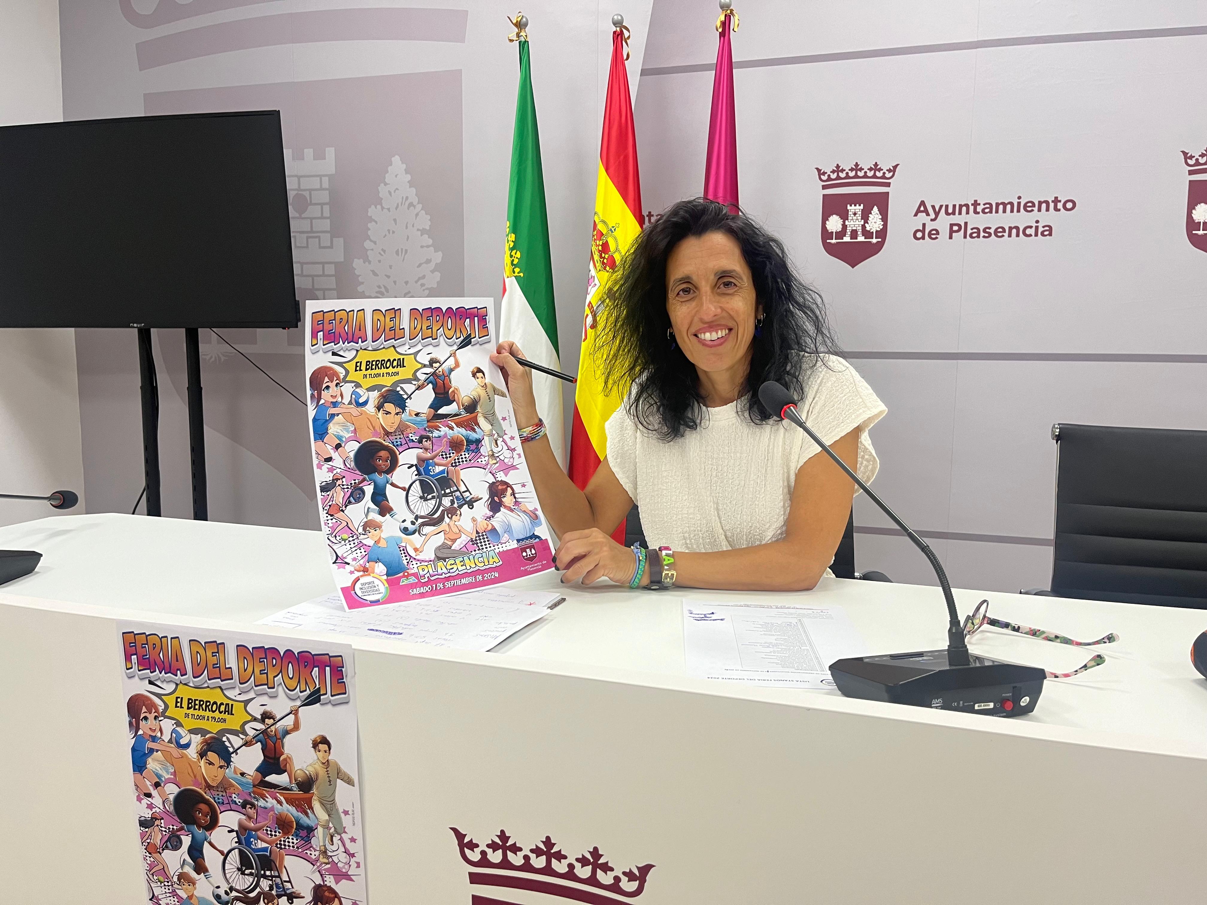 Isabel Blanco sostiene el cartel de esta edición de la Feria del Deporte.