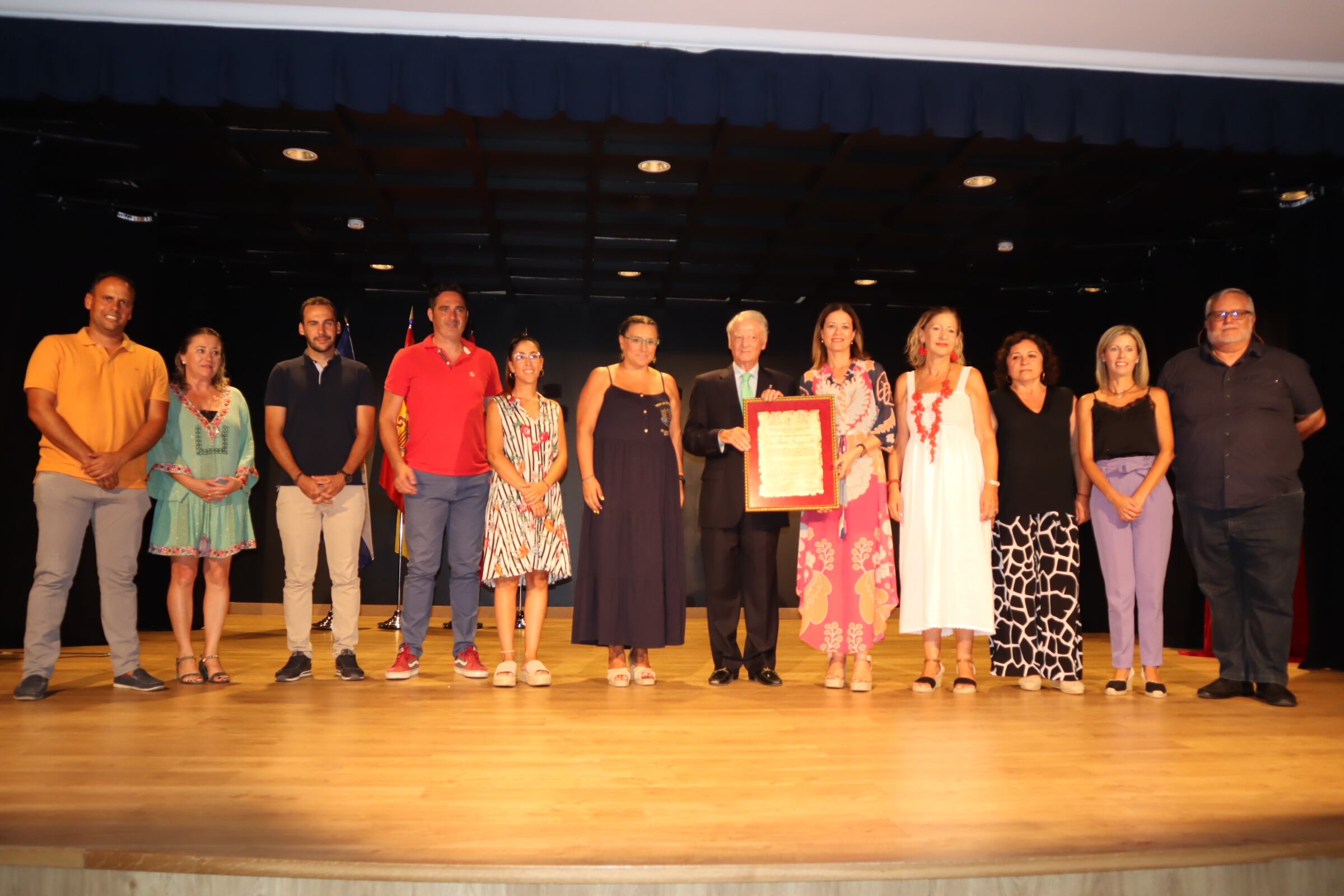 El militar Sebastián Zaragoza, ex jefe del Estado Mayor, ha recibido el título de hijo adoptivo de Águilas por su especial vinculación con la ciudad.