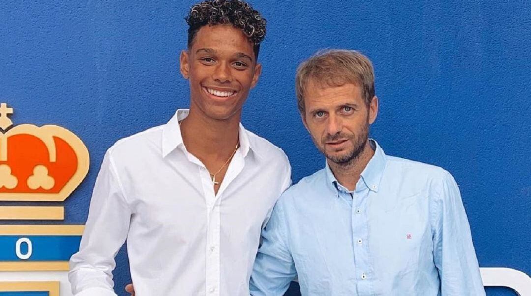 Etienne Eto&#039;o, en el NMR Carlos Tartiere tras firmar su contrato con el Real Oviedo.