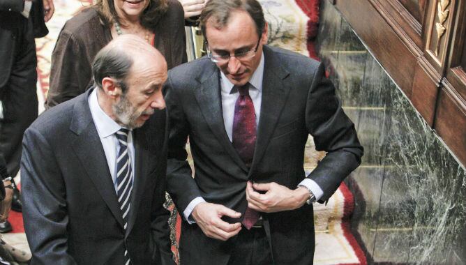 Alfredo Pérez Rubalcaba, líder del PSOE ha criticado al portavoz del PP, Alfonso Alonso que su grupo piese que la oposición le está haciendo el juego a Bárcenas cuando ha afirmado que sí es un delincuente pero un delincuente del partido popular.