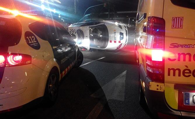 Un cotxe patrulla dels Mossos ha bolcat a l'altura de la plaça Carbonera. Els fugitius s'han llançat a l'aigua per evitar que els atrapessin.