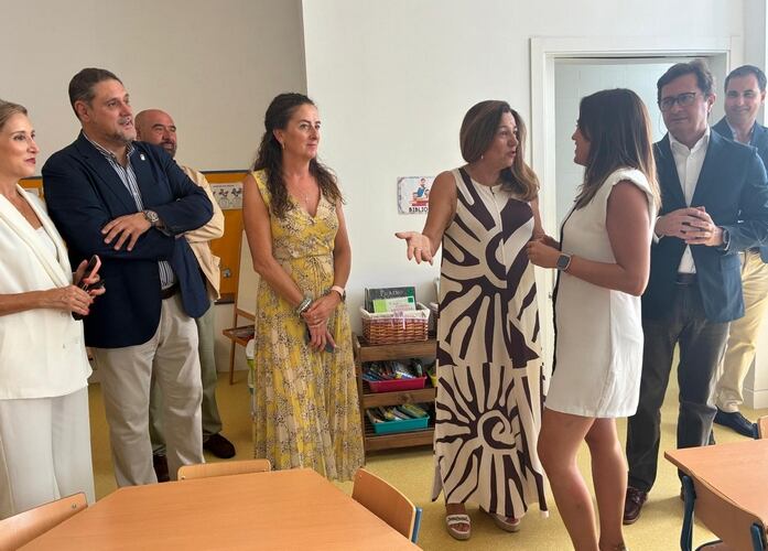 La consejera ha visitado las nuevas instalaciones para 450 escolares que han permitido la retirada de diez aulas prefabricadas.