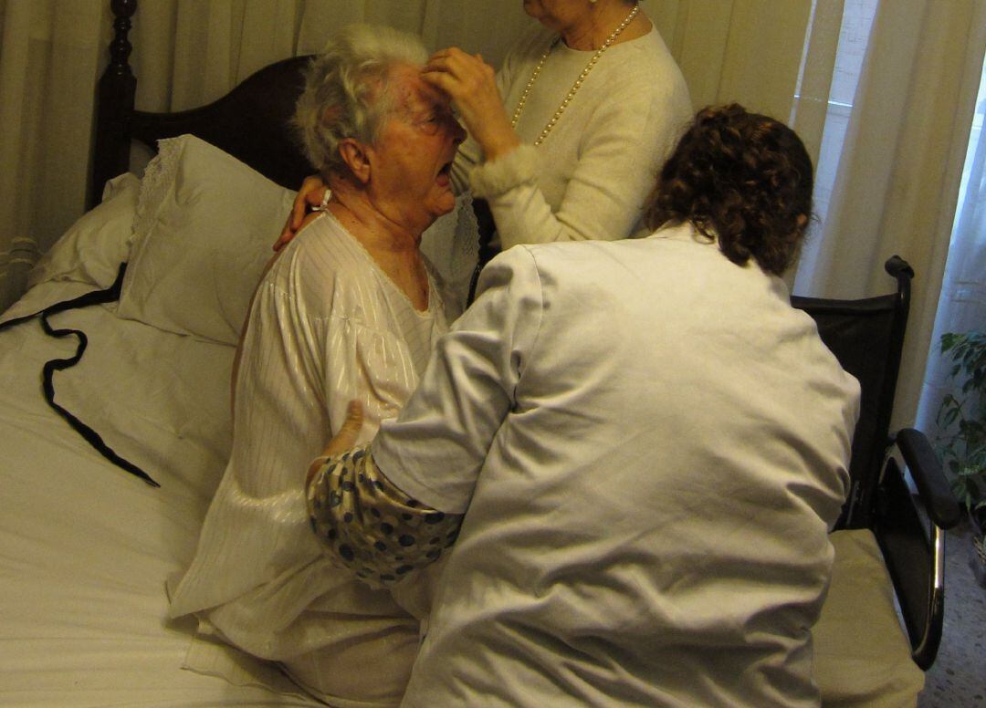 Imagen de archivo de la prestación del servicio de ayuda a domicilio