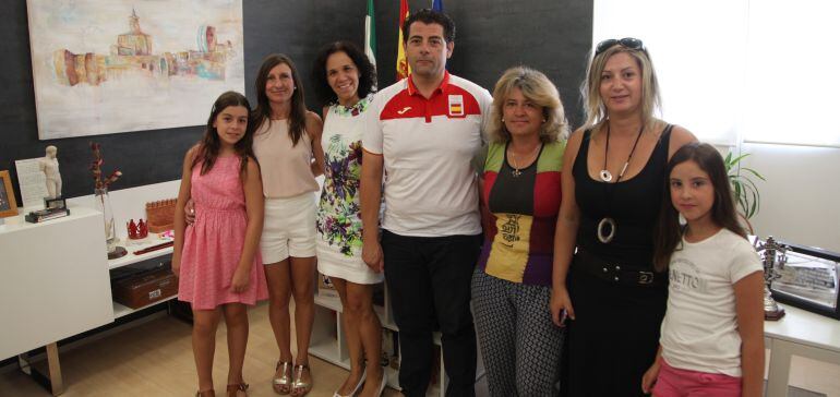 El árbitro alcalaíno, Antonio Aguilera, junto a la alcaldesa accidental de Alcalá, Cecilia Alameda, en el Ayuntamiento.