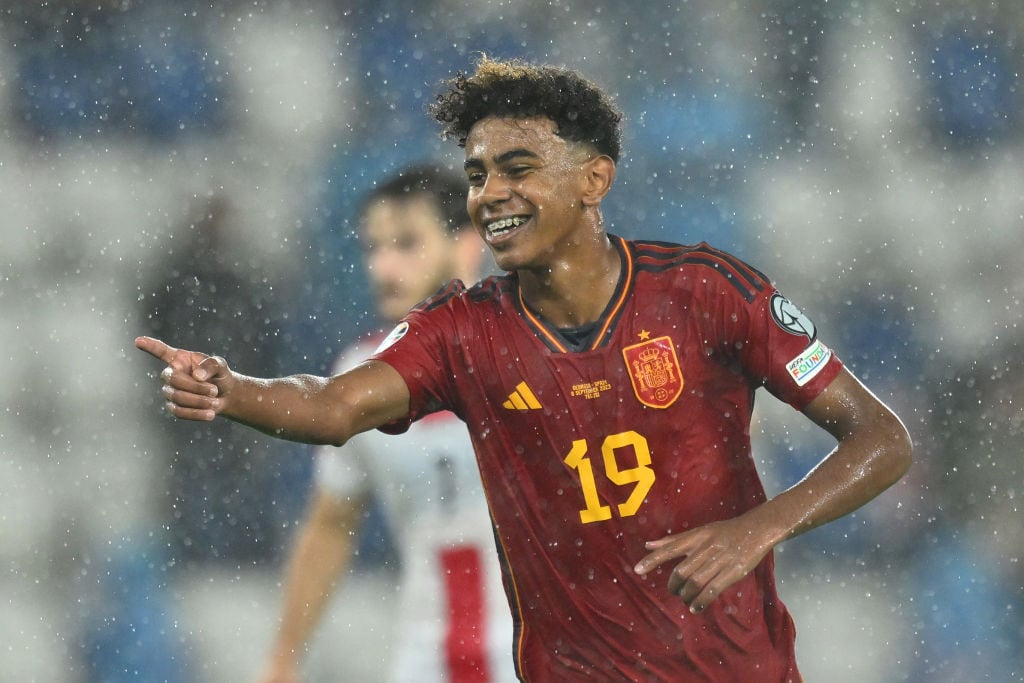 Lamine Yamal celebra el gol en su debut con España.