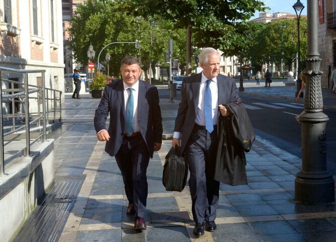 José Manuel Méndez acude a la Audiencia Provincial acompañado de su abogado, Javier Gómez de Liaño