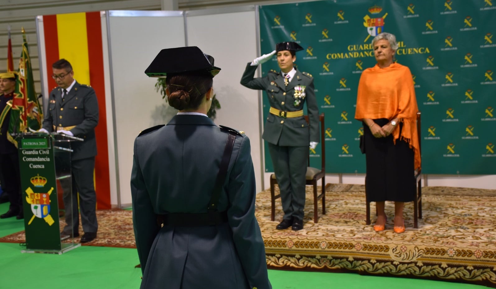 La teniente coronel Pascual (c) saluda a la jefa de la Unidad de Honores durante el acto de celebración de la patrona de la Guardia Civil, junto a la subdelegada del Gobierno en Cuenca (d)