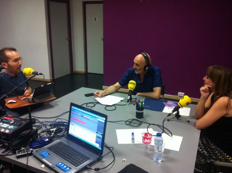 Pablo Echenique, Miguel Mena y Marisol Aznar durante la grabación de la entrevista