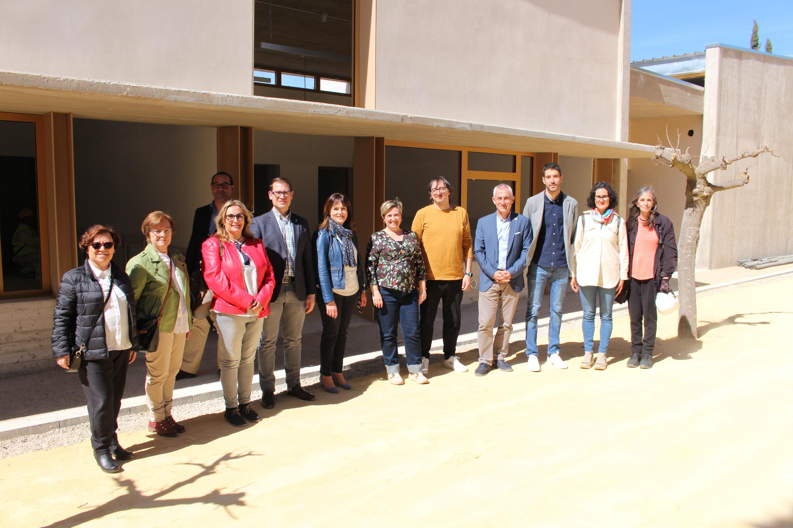 La Consellera con la Corporación Municipal y equipo del colegio