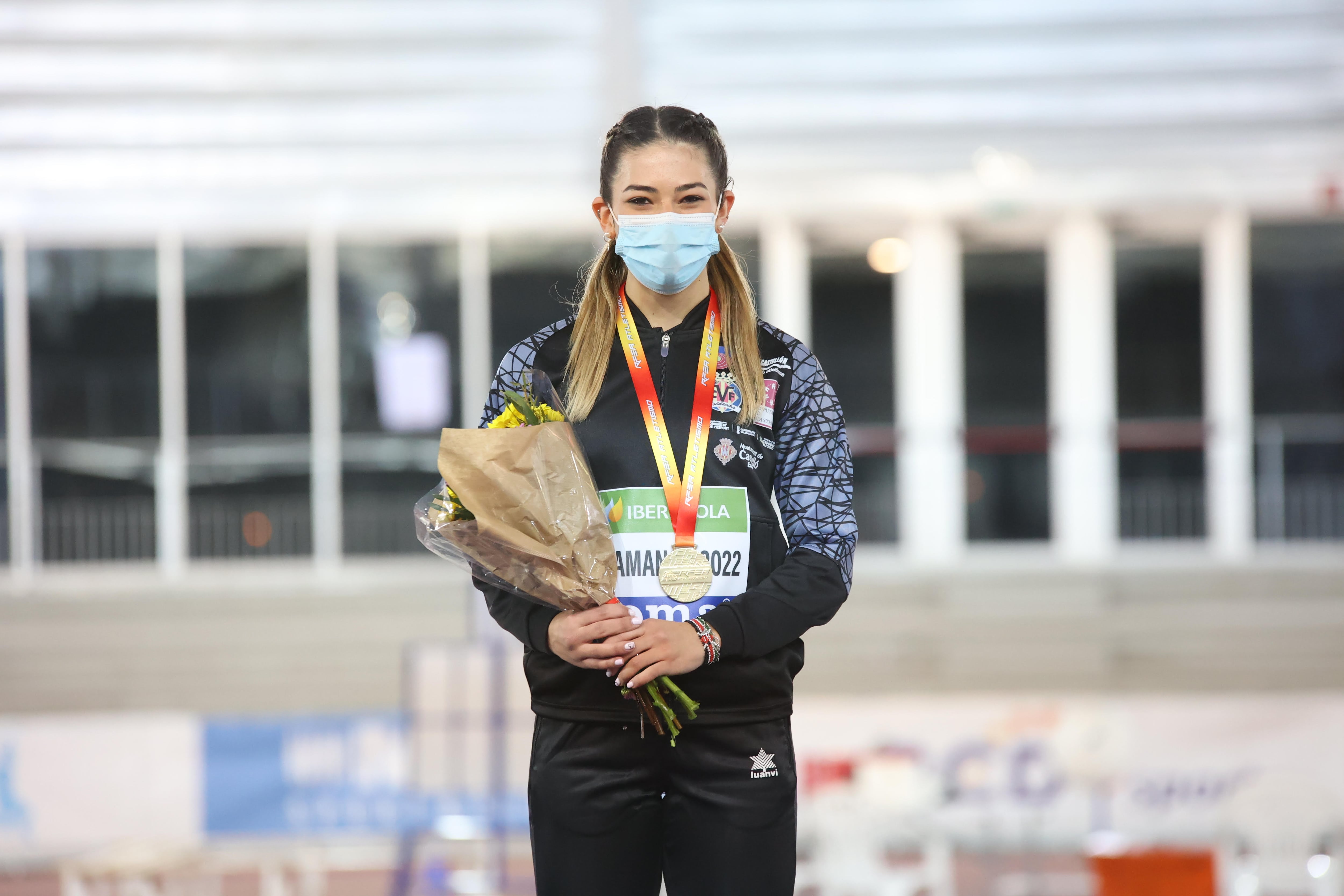 Lucía Carrillo tras recoger la medalla de oro como campeona de España sub23 en el 60 metros de Pista Cubierta | Héctor Montero @atletasmodelos