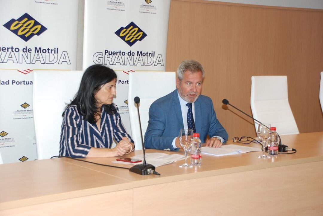 La subdelegada del gobienro, Inmaculada López, inaugura junto con el presidente de la Autoridad Portuaria, José García Fuentes, unas jornadas sobre la Operación Paso del Estrecho