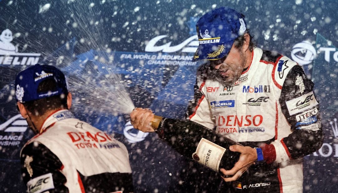 Fernando Alonso celebra su victoria en Sebring con el equipo Toyota Gazoo Racing.