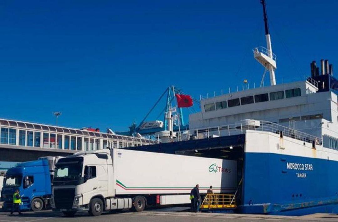 Un camión en el embarque Algeciras-Tánger.