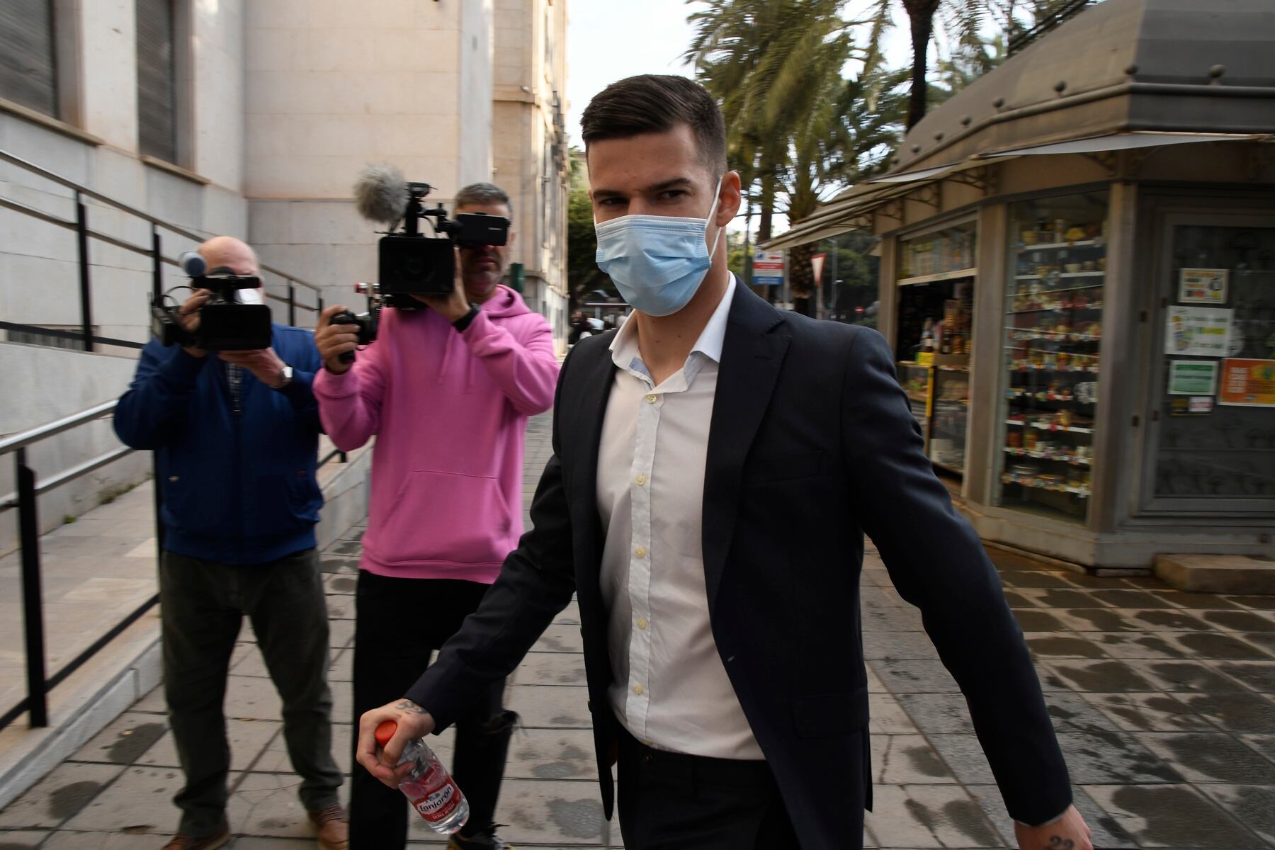 Santi Mina llegando al juzgado