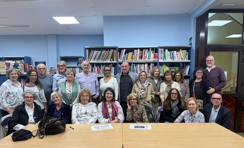 Miguel Mena con los participantes en la tertulia literaria