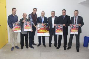 Las autoridades con el cartel del evento