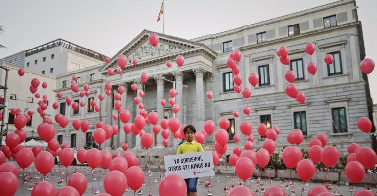 Save The Children ha realizado un homenaje frente al Congreso de los Diputados