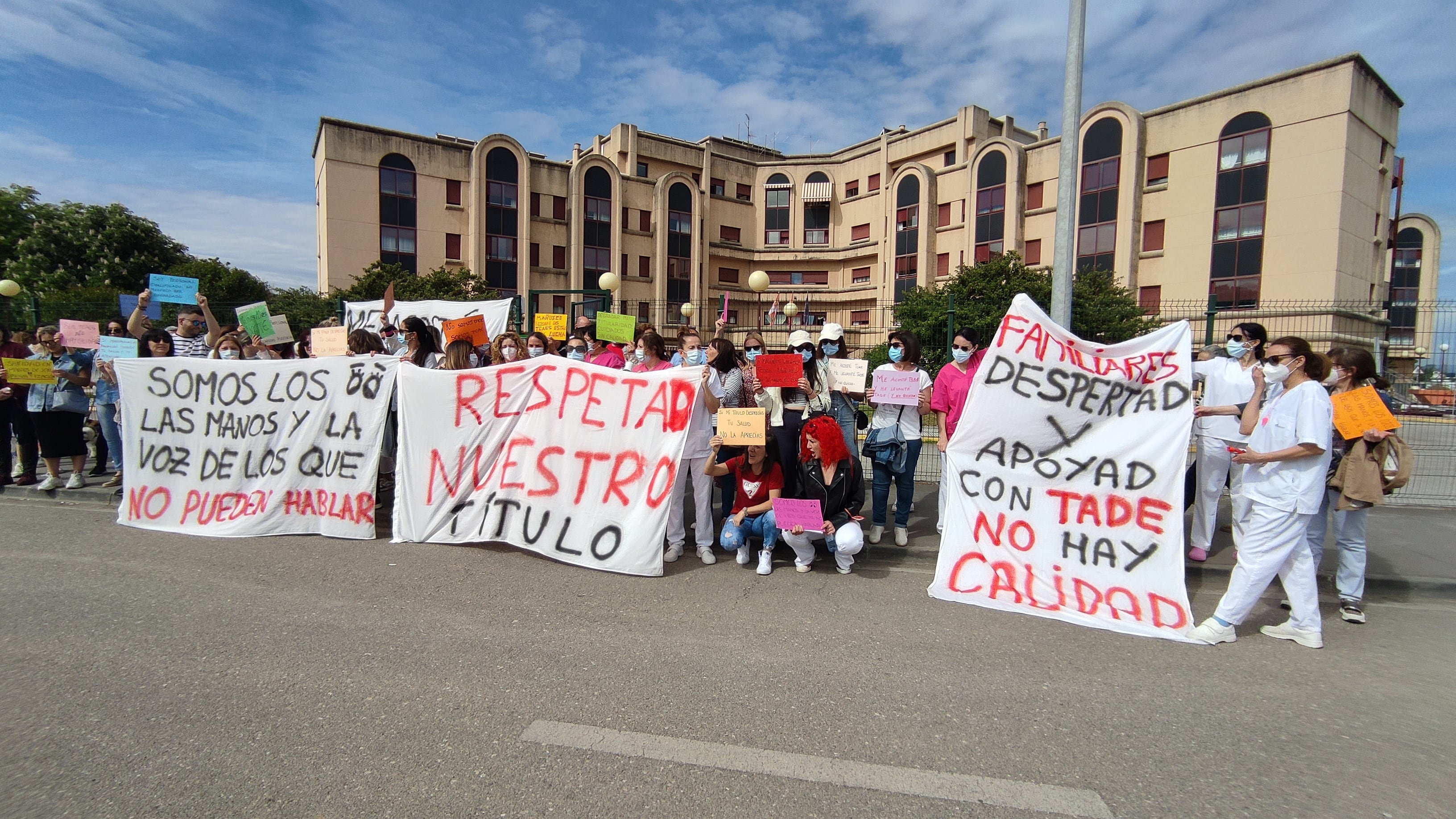 Concentración de TCAE&#039;s a las puertas de la residencia de Flores del Sil en Ponferrada