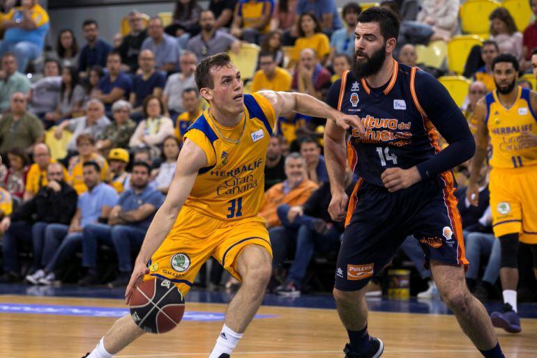 Radicevic (d) del Herbalife Gran Canaria y Dubjevic ,d., de Valencia Basket, durante de la vigésimo primera jornada de Liga que el Herbalife y el Valencia Basket disputan en el Gran Canaria Arena. 