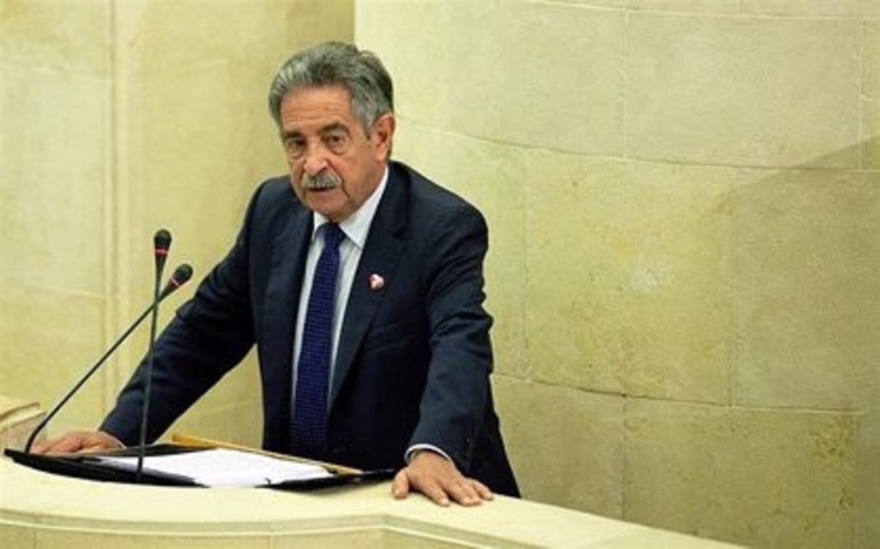 El presidente de Cantabria, Miguel Ángel Revilla, interviene en el Pleno del Parlamento.