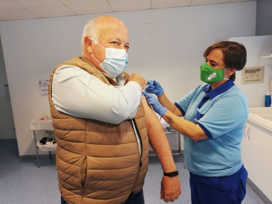 El consejero de Salud, Jesús Aguirre, recibiendo hoy la vacuna en el centro de Salud del Sector Sur en Córdoba