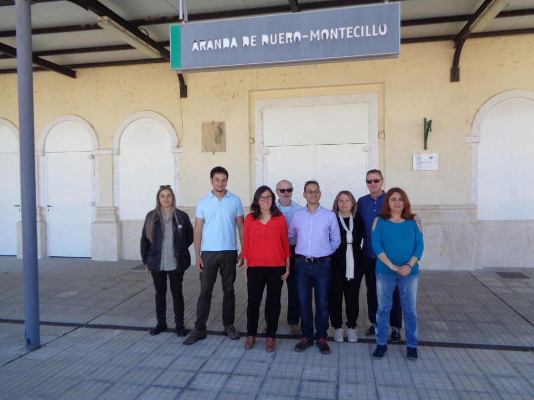 Los procuradores de Podemos posan con algunos de los candidatos locales en el andén de la estación 