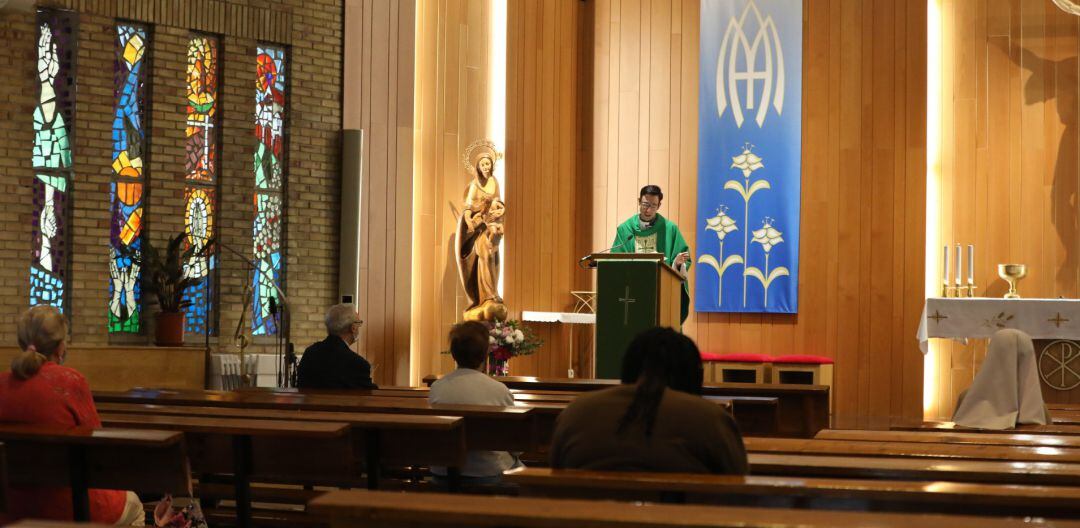 Un sacerdote oficia misa en la Parroquia de Nuestra Señora de la Misericordia, en el distrito de Puente de Vallecas