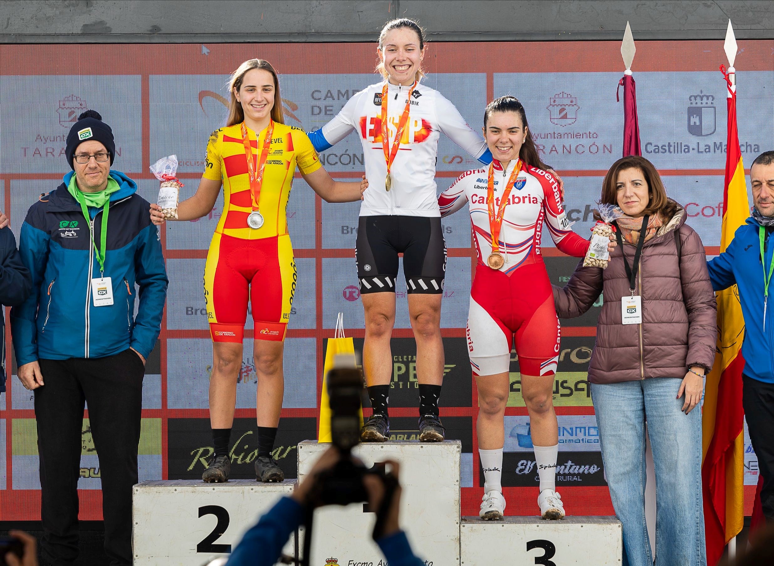 Ana López, a la izquierda con el maillot de Aragón, en el podio