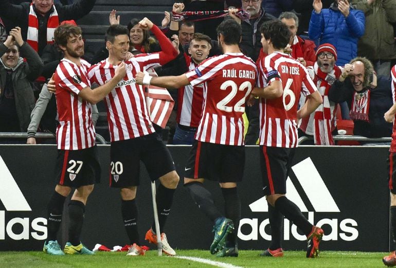 Los jugadores del Athletic Club festejan el segundo tanto, obra de Aritz Aduriz