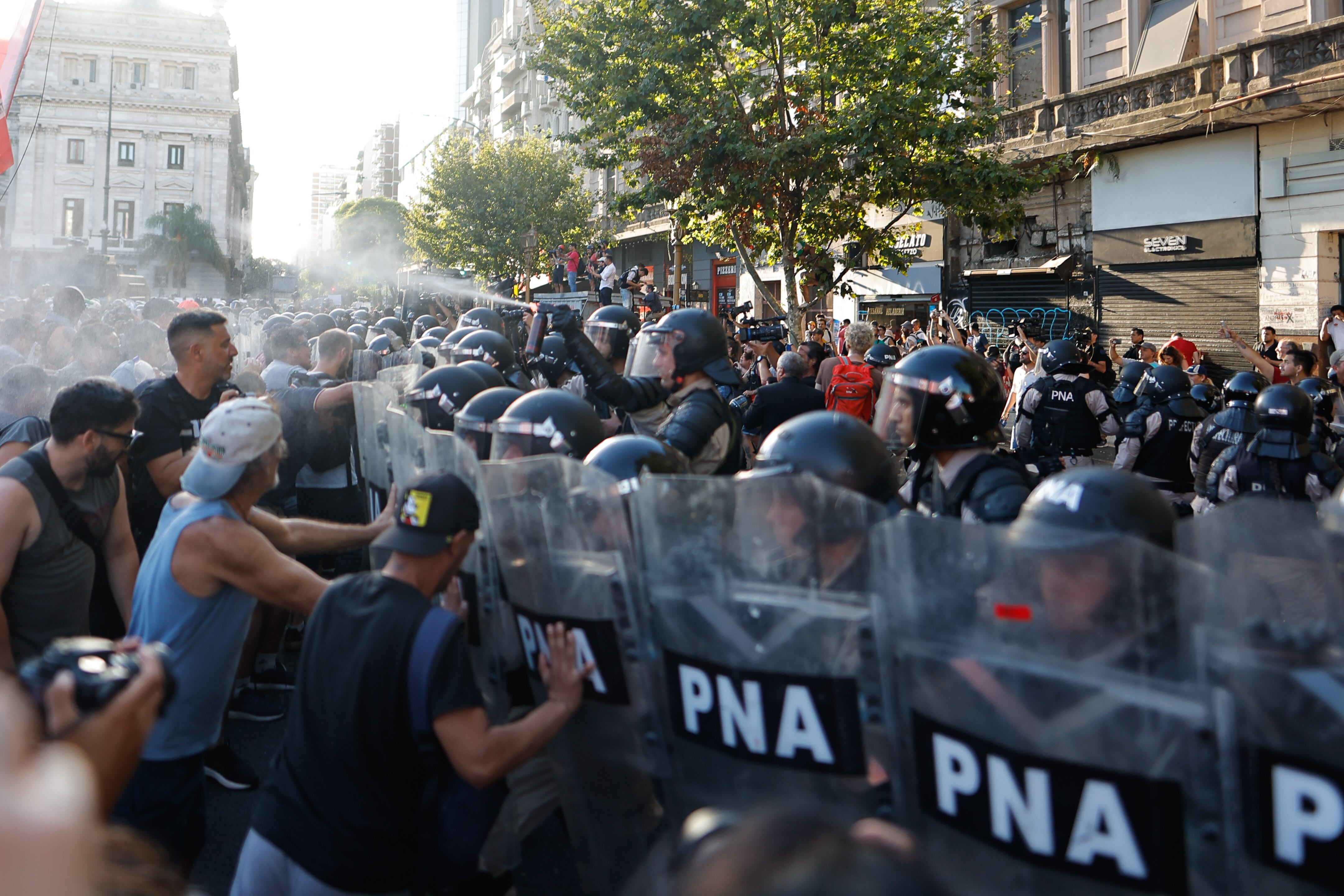 Manifestantes se enfrentan a la policía durante una protesta contra el proyecto de la &#039;ley ómnibus&#039; a las afueras del Congreso, hoy, en Buenos Aires (Argentina).  EFE/ Juan Ignacio Roncoroni