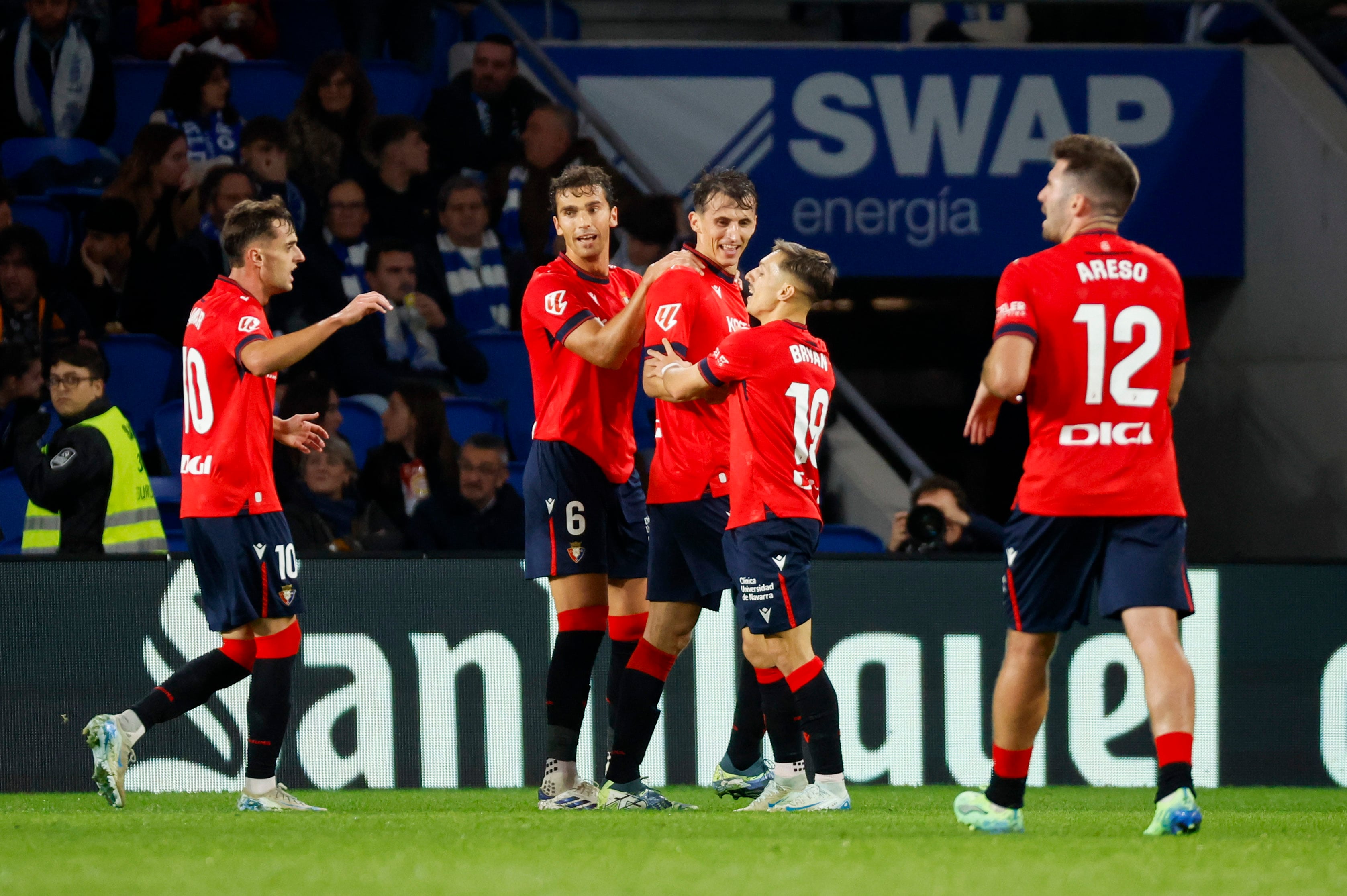 Los jugadores de Osasuna celebran el segundo gol del equipo navarro en la victoria en el Reale Arena de San Sebastián