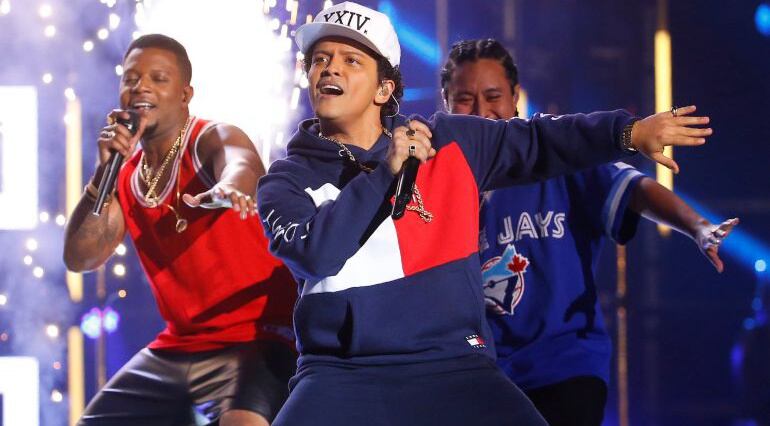 Bruno Mars durante su actuación en los MTV Europe Music Awards en Rotterdam.