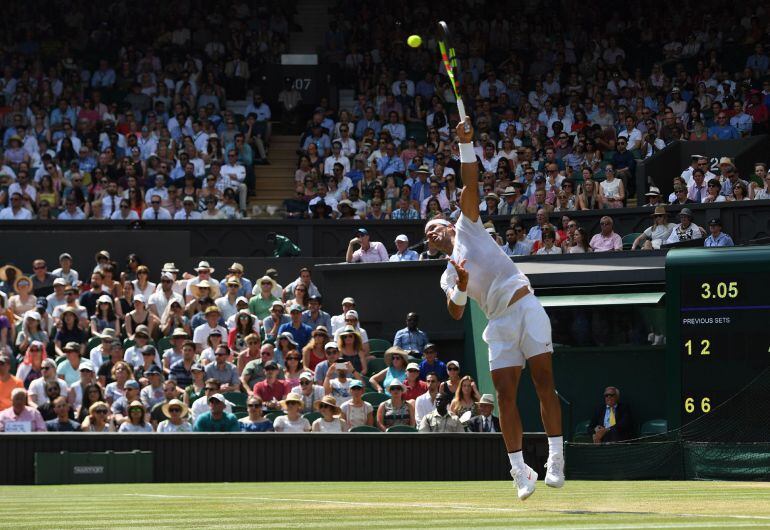 Nadal devuelve una bola