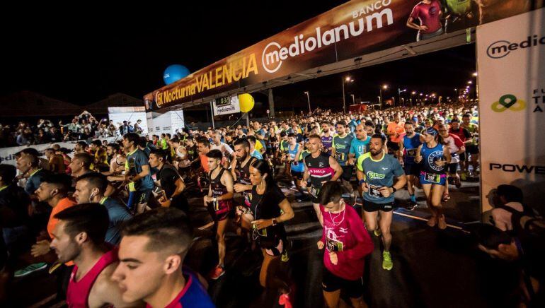 La sexta edición de la 15k Nocturna Valencia Banco Mediolanum contó con alrededor de 10.000 participantes 