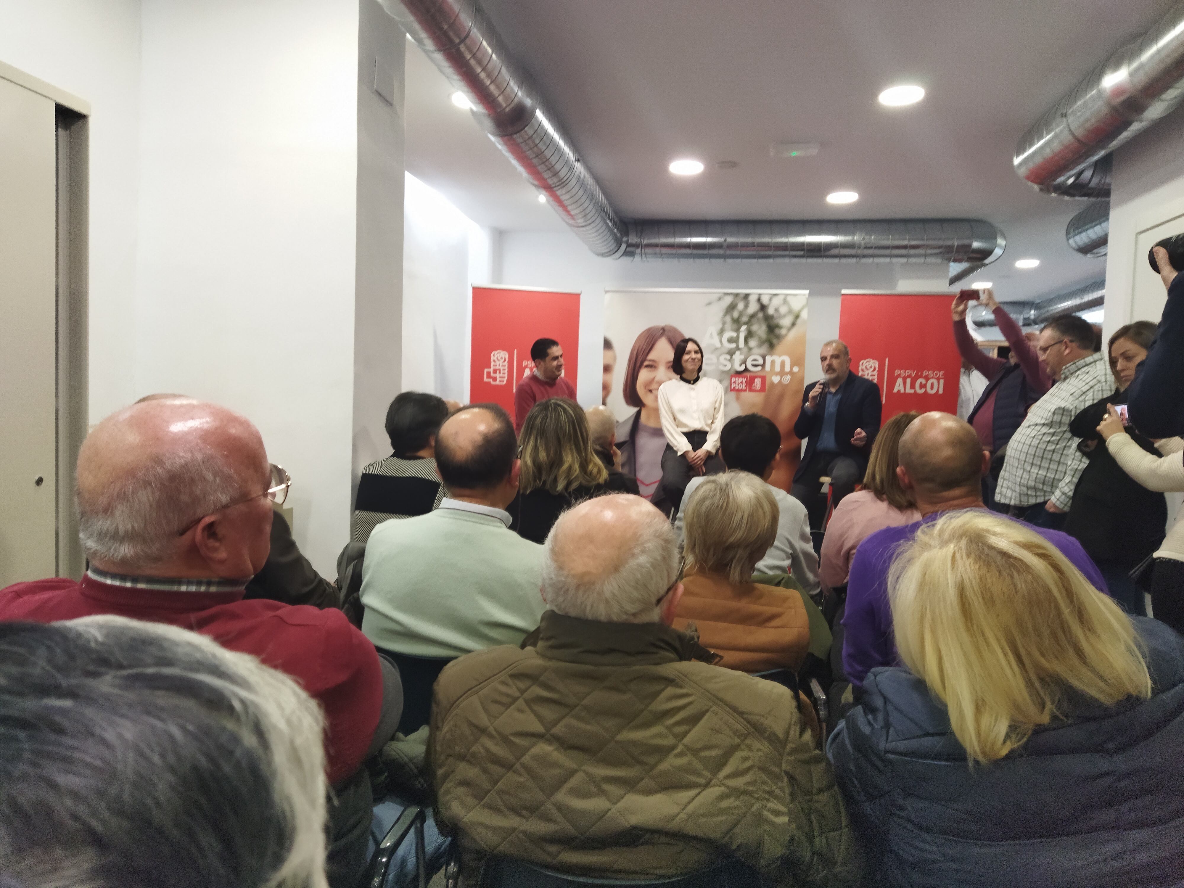 Diana Morant, secretaria general del PSPV-PSOE, en el encuentro con los militantes socialistas de la Muntanya en la sede del PSPV-PSOE de Alcoy.