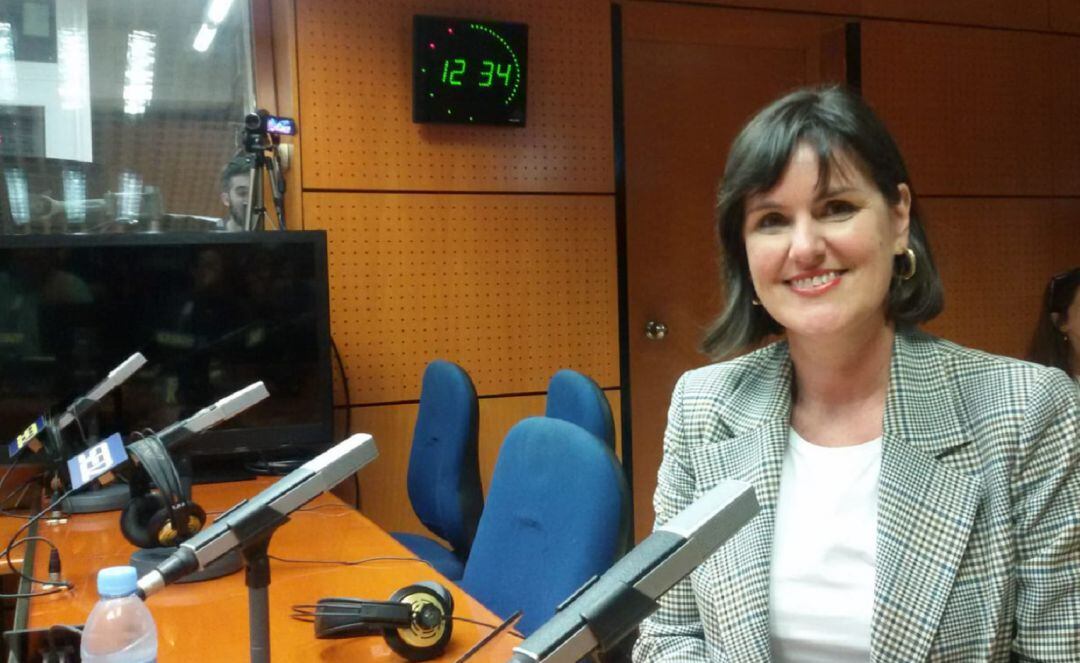 Elena Allué, en los estudios de Radio Zaragoza