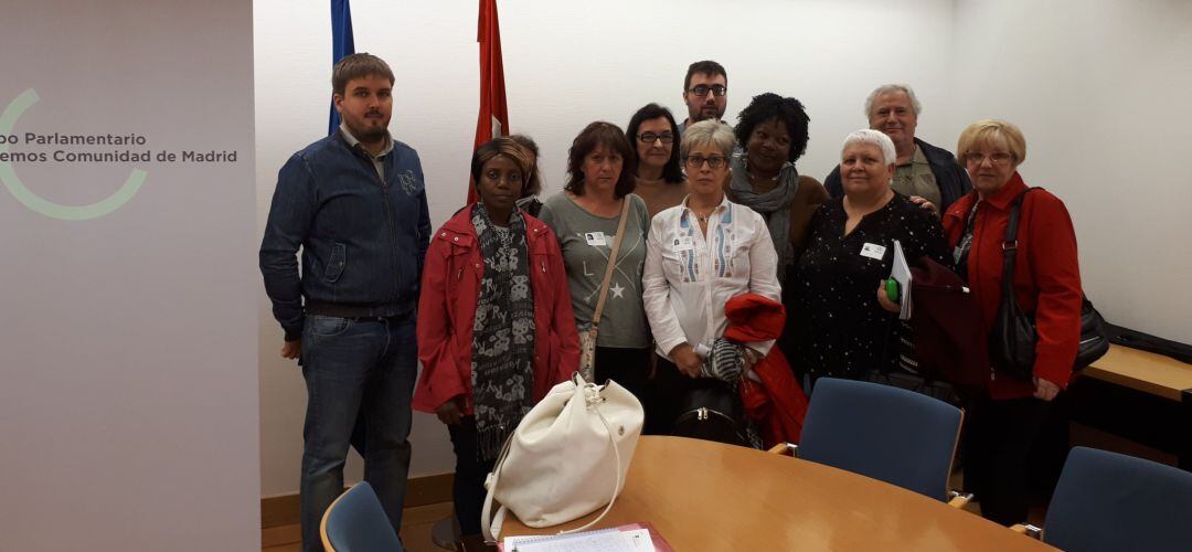 Los afectados de la calle Encina se han reunido con los grupos de la oposición en la Asamblea como Podemos