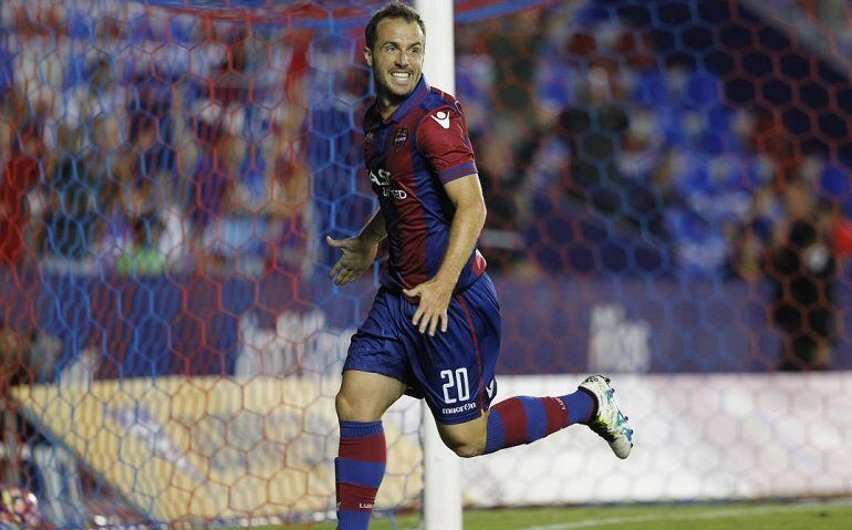 Paco Montañes celebra un gol con el Levante