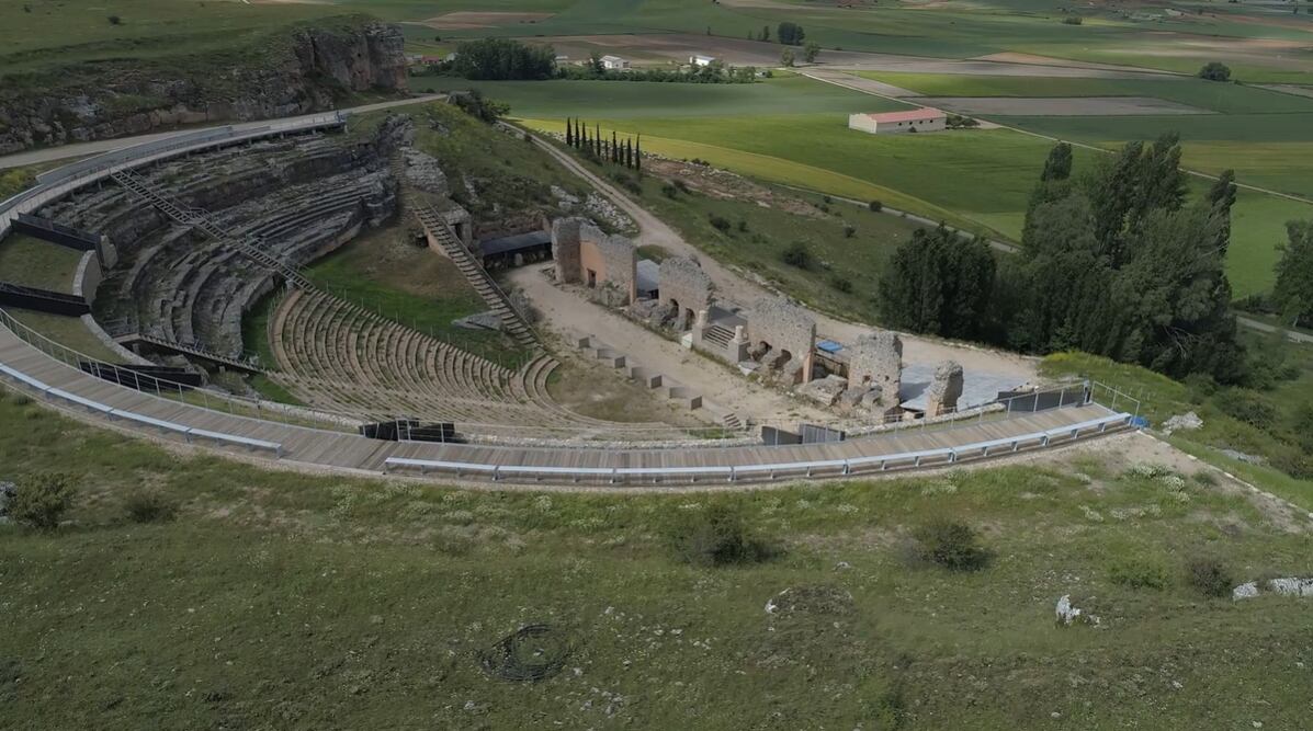 Vista aérea del teatro romano de Clunia